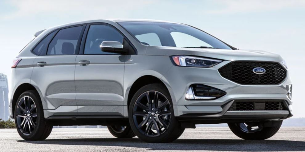 Profile view of a silver 2021 Ford Edge. | Ford dealer in Jacksonville, AR.