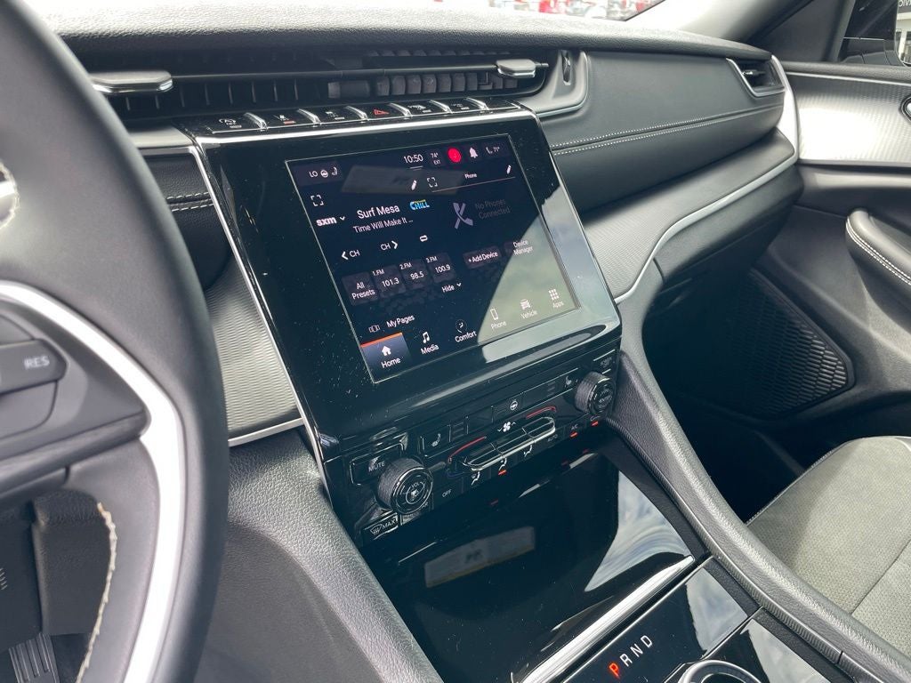 2025 Jeep Grand Cherokee Altitude - RAIN SENSING WIPERS / APPLE CARPLAY