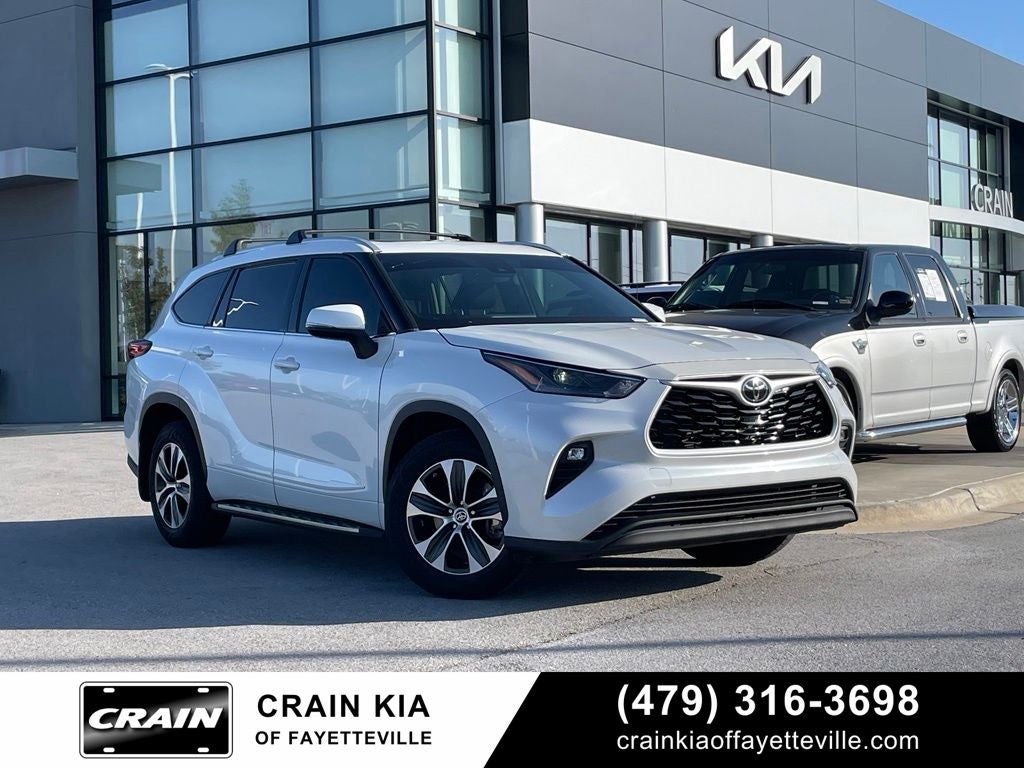 2022 Toyota Highlander XLE - POWER MOONROOF / APPLE CARPLY