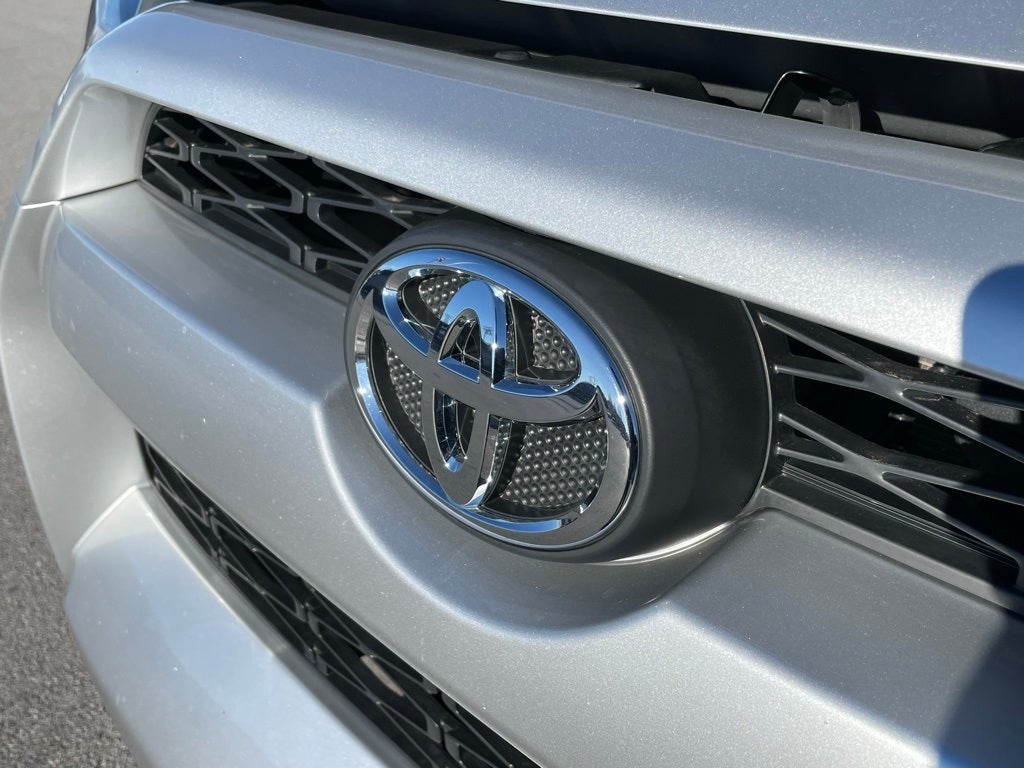 2018 Toyota 4Runner SR5 - CLEAN CARFAX / 4WD