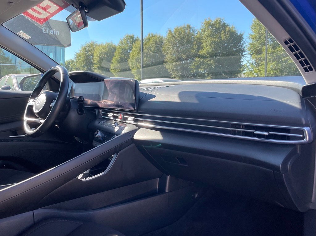 2025 Hyundai Elantra SEL Convenience Moonroof, One Owner
