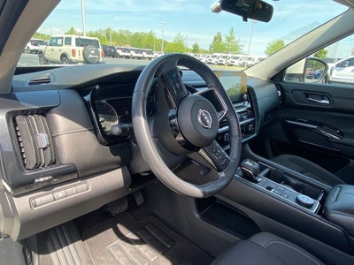 2022 Nissan Pathfinder SV