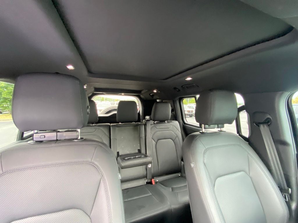 2025 Land Rover Defender 130 Outbound