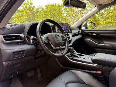 2025 Toyota Highlander XLE - AWD / SUNROOF / CLEAN CARFAX