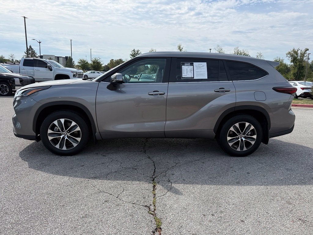2025 Toyota Highlander XLE - AWD / SUNROOF / CLEAN CARFAX
