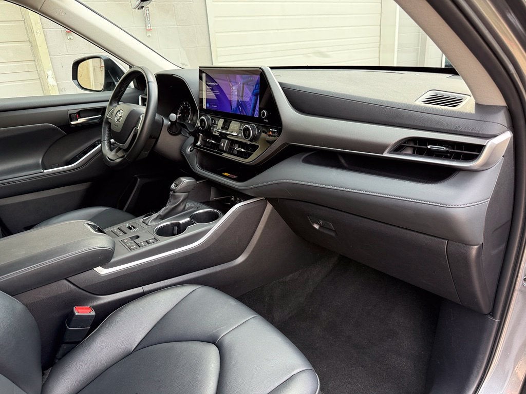 2025 Toyota Highlander XLE - AWD / SUNROOF / CLEAN CARFAX