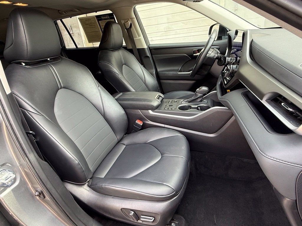 2025 Toyota Highlander XLE - AWD / SUNROOF / CLEAN CARFAX