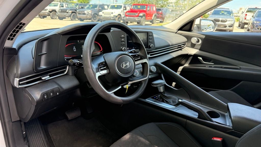 2025 Hyundai Elantra SE