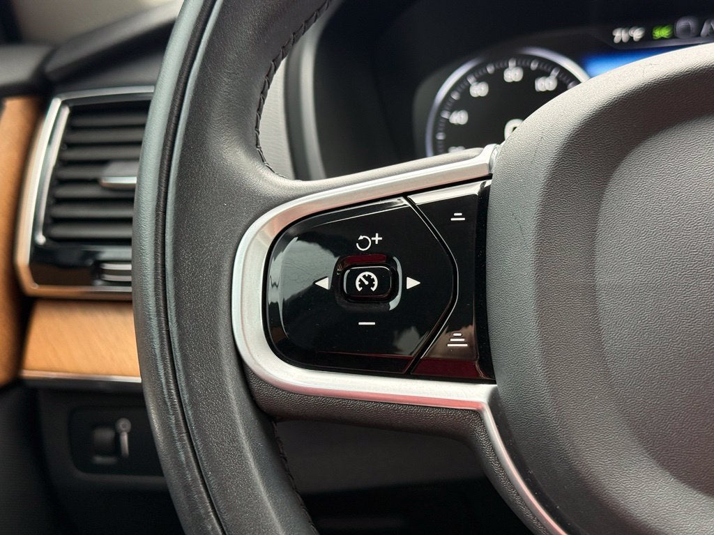 2022 Volvo XC90 T6 Momentum - AWD / PANORAMIC SUNROOF / ONE OWNER