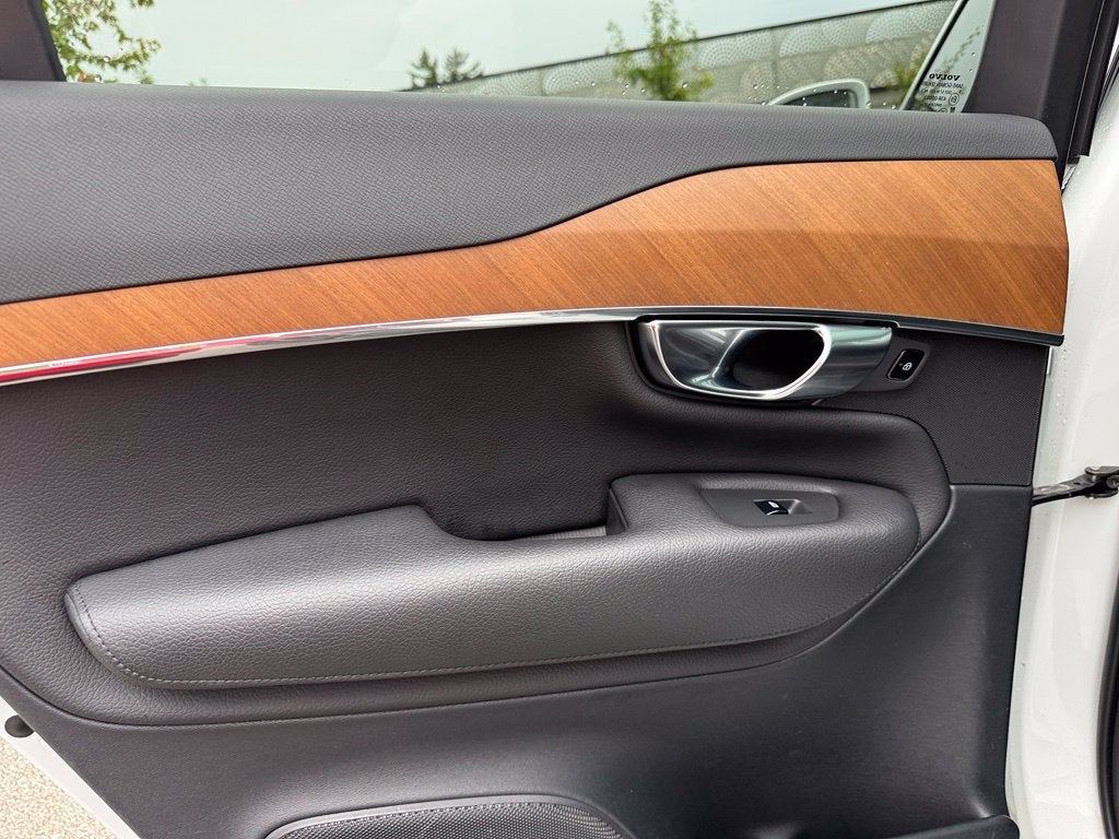 2022 Volvo XC90 T6 Momentum - AWD / PANORAMIC SUNROOF / ONE OWNER