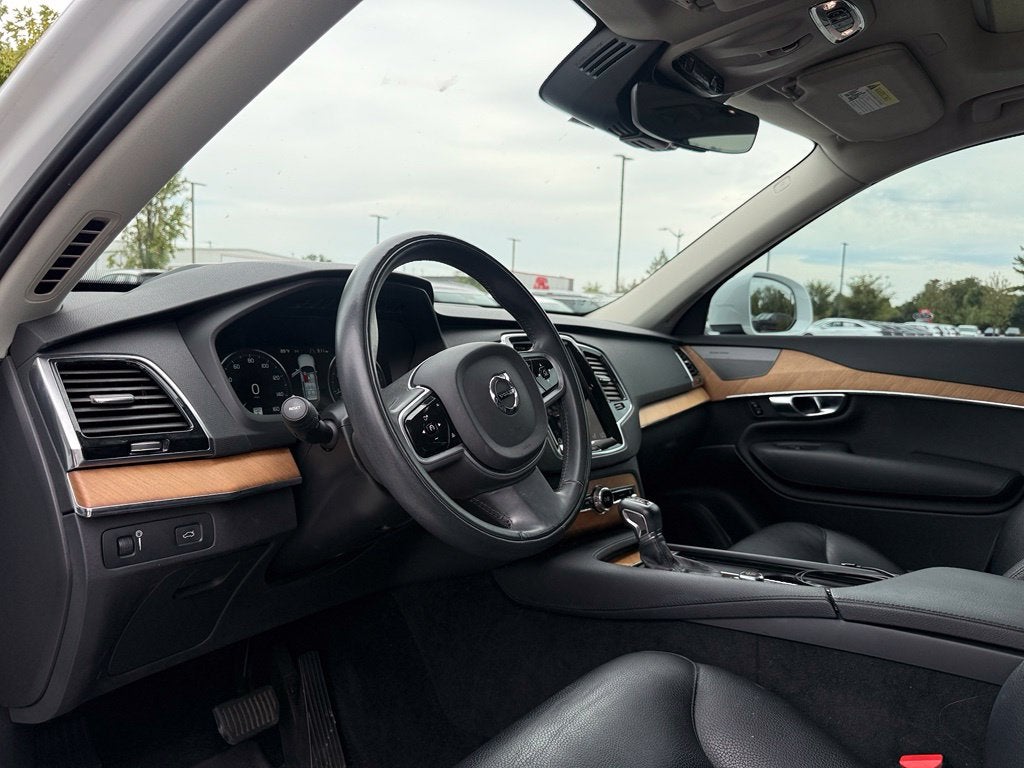 2022 Volvo XC90 T6 Momentum - AWD / PANORAMIC SUNROOF / ONE OWNER