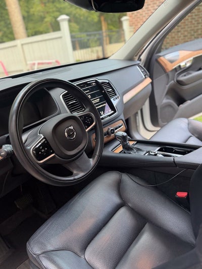 2022 Volvo XC90 T6 Momentum - AWD / PANORAMIC SUNROOF / ONE OWNER