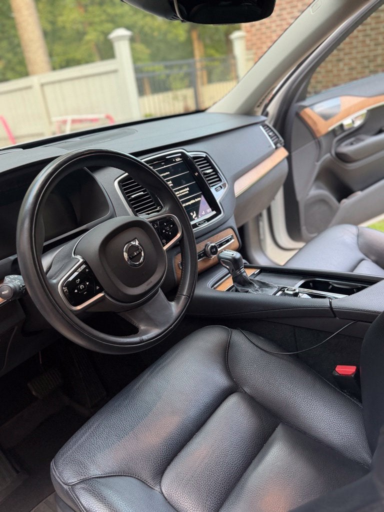 2022 Volvo XC90 T6 Momentum - AWD / PANORAMIC SUNROOF / ONE OWNER