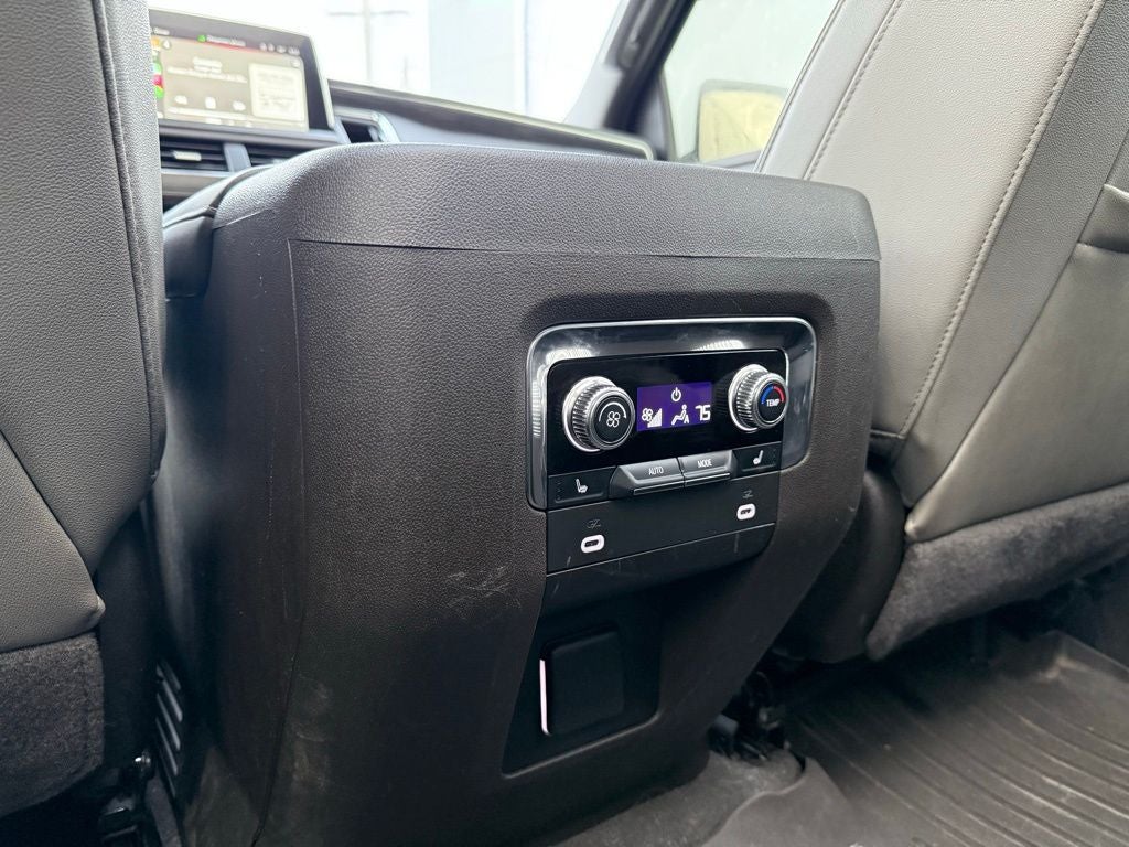 2022 GMC Yukon SLT moon roof/capt seats