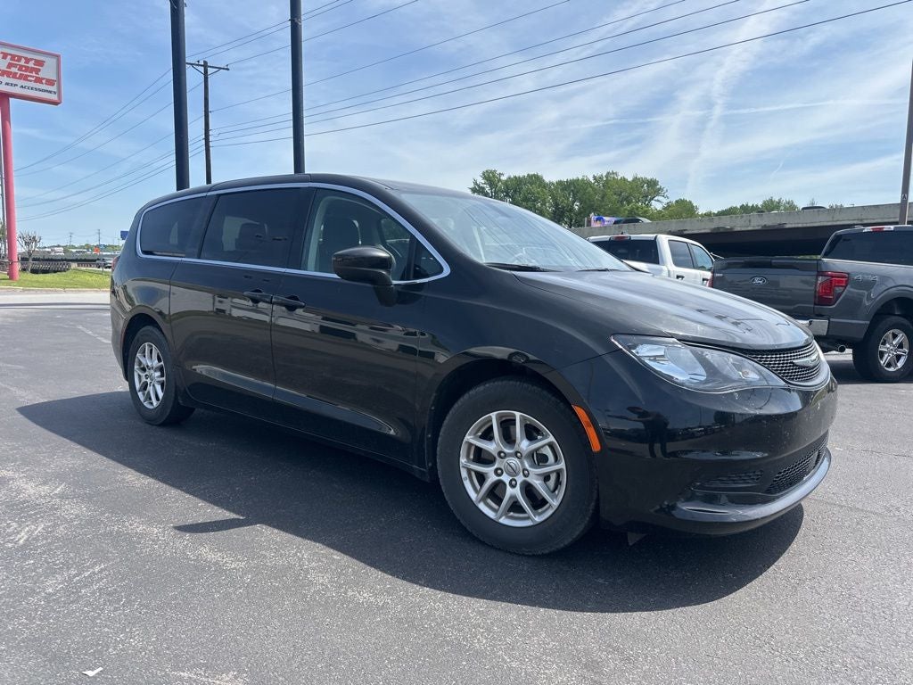 2022 Chrysler Voyager LX 1-Owner / Power Liftgate / Apple CarPlay/Android A