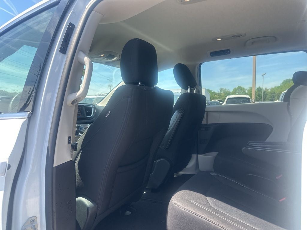 2022 Chrysler Voyager LX