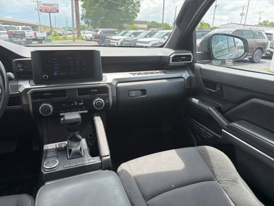 2024 Toyota Tacoma SR5 1-Owner / Clean Carfax / Apple CarPlay/Android Aut