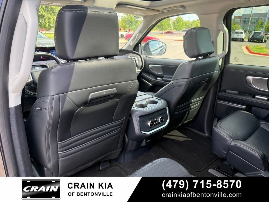 2025 Ford Expedition Platinum - 4WD / PANORAMIC SUNROOF / ONE OWNER