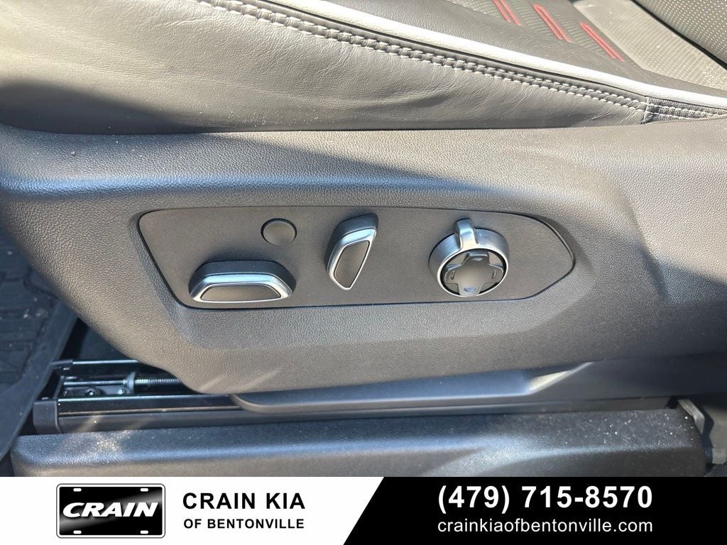2025 GMC Yukon AT4 Ultimate - 4WD / PANORAMIC SUNROOF / ONE OWNER