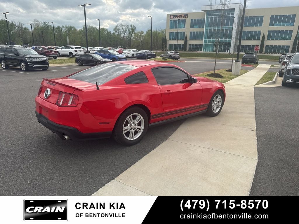 2011 Ford Mustang V6 - CLEAN CARFAX