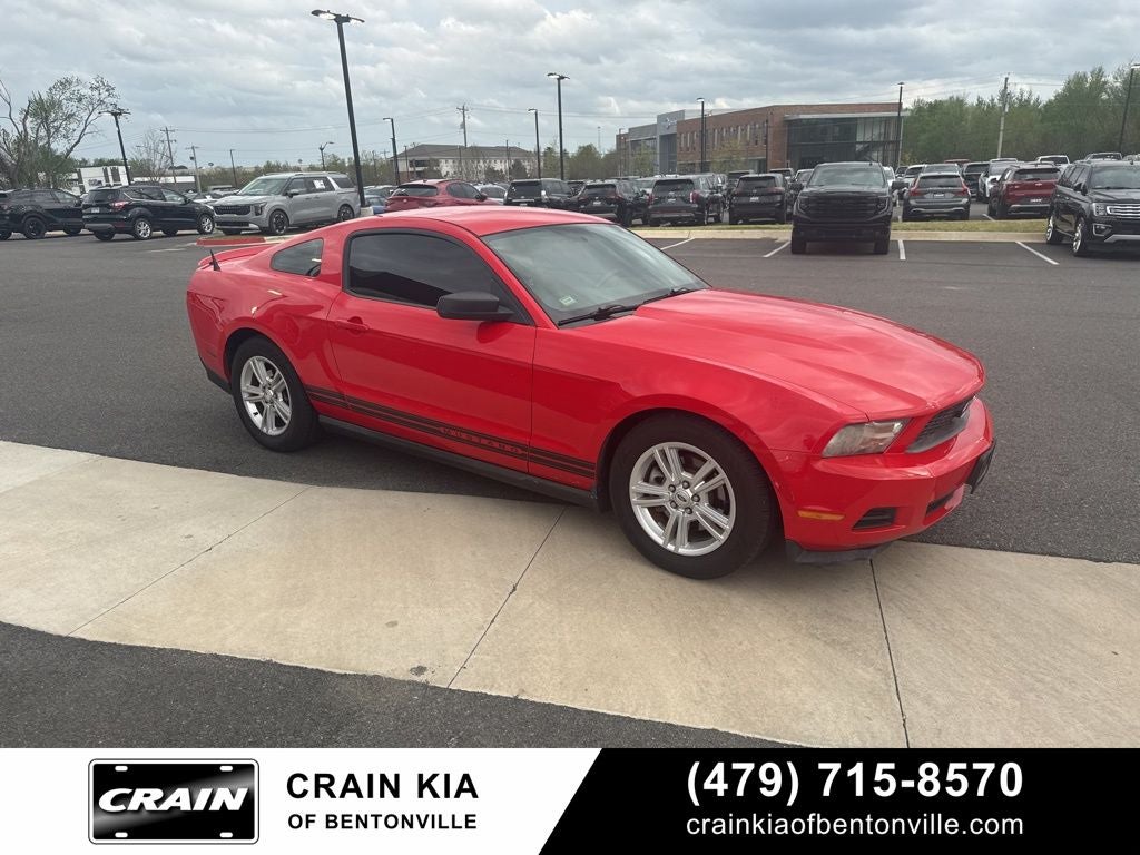 2011 Ford Mustang V6 - CLEAN CARFAX