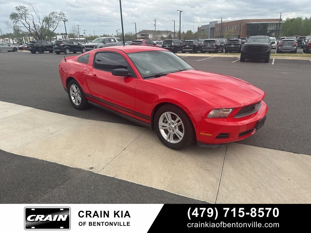 2011 Ford Mustang V6 - CLEAN CARFAX