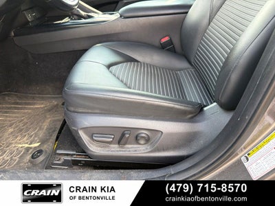 2019 Toyota Camry SE - SUNROOF / CLEAN CARFAX