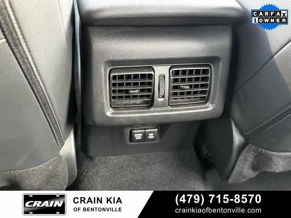 2025 Toyota Camry SE - CLEAN CARFAX / ONE OWNER