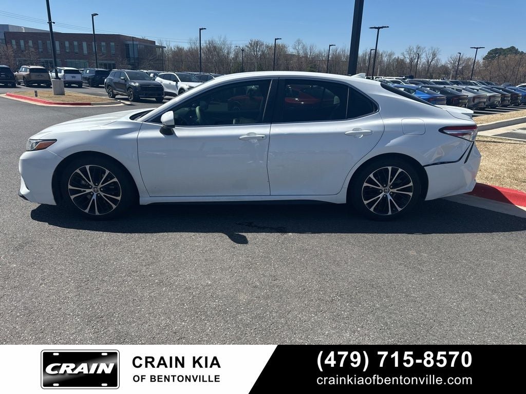 2020 Toyota Camry SE - CLEAN CARFAX / ONE OWNER