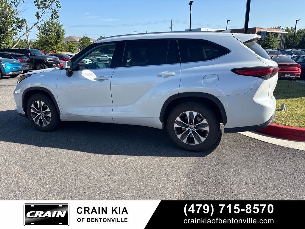 2022 Toyota Highlander XLE - SUNROOF / CLEAN CARFAX / ONE OWNER