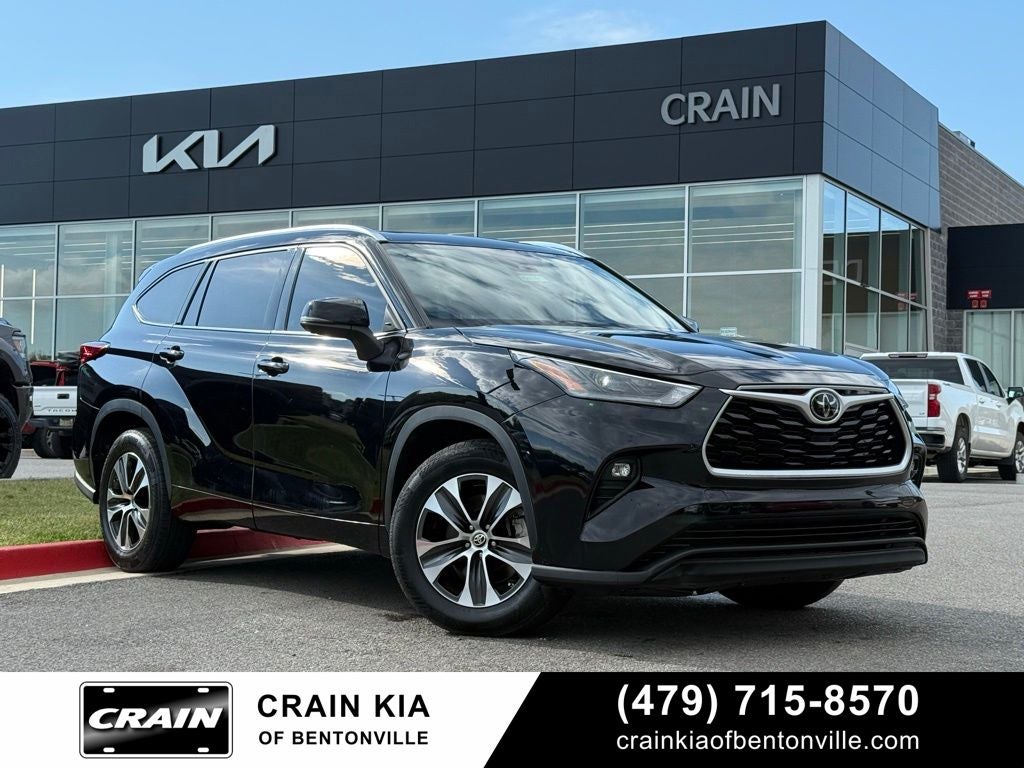 2021 Toyota Highlander XLE - CLEAN CARFAX / SUNROOF