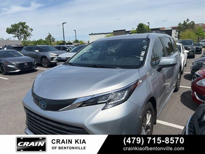 2022 Toyota Sienna XLE 8 Passenger - CARFAX ONE OWNER