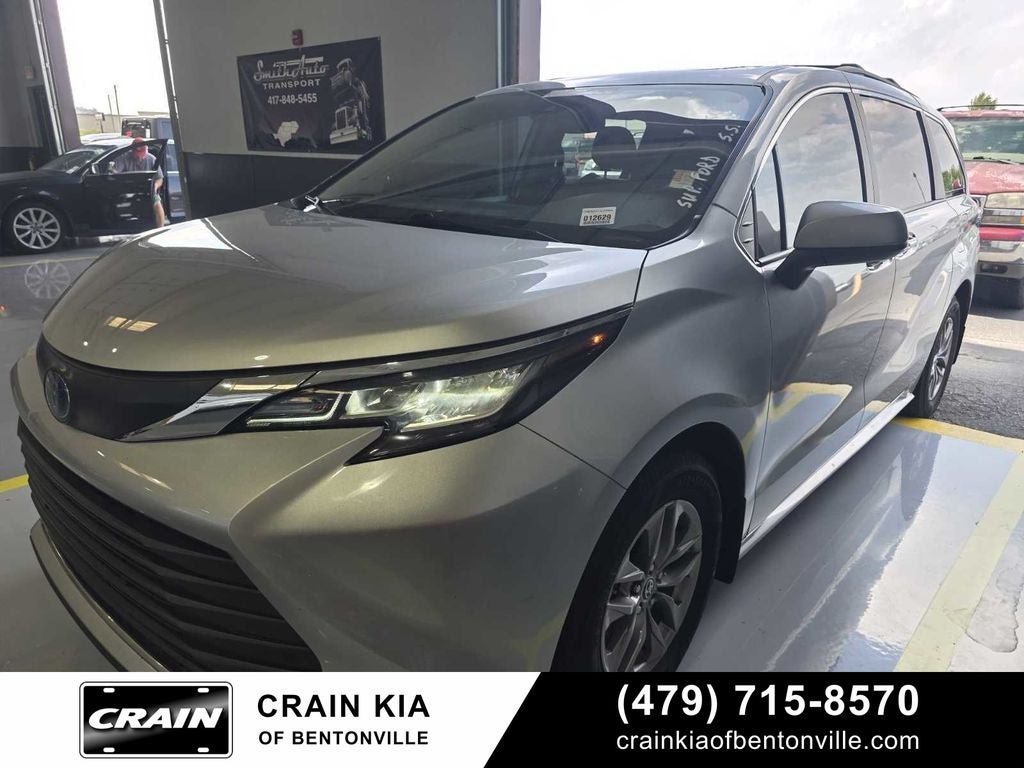 2022 Toyota Sienna XLE 8 Passenger - CARFAX ONE OWNER