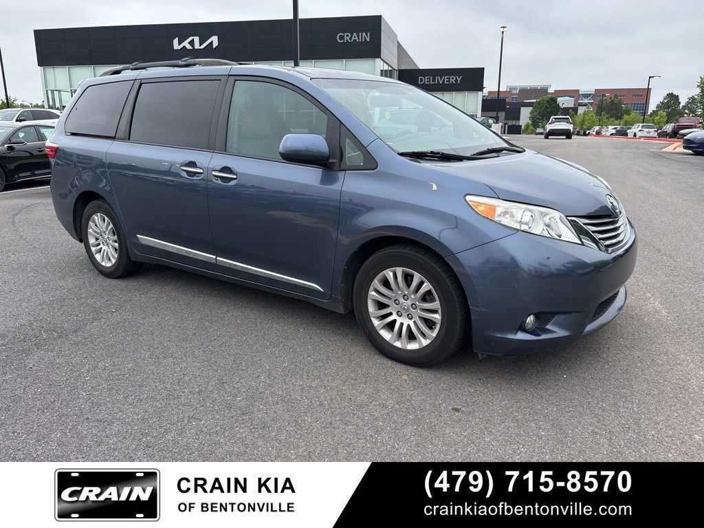 2017 Toyota Sienna XLE - SUNROOF / CLEAN CARFAX / LOW MILES!