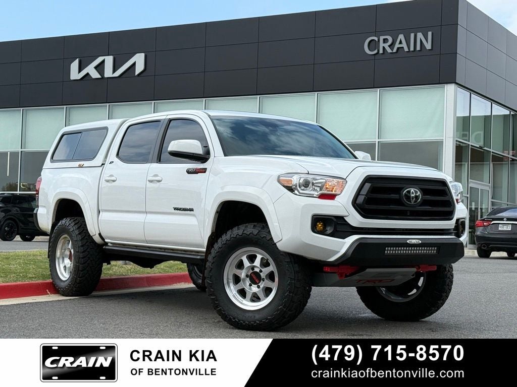 2021 Toyota Tacoma SR5 V6 - 4WD / CLEAN CARFAX / LIFTED!