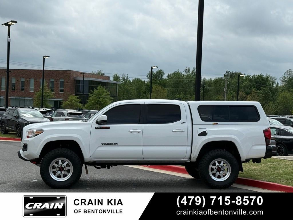 2021 Toyota Tacoma SR5 V6 - 4WD / CLEAN CARFAX / LIFTED!