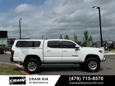 2021 Toyota Tacoma SR5 V6 - 4WD / CLEAN CARFAX / LIFTED!