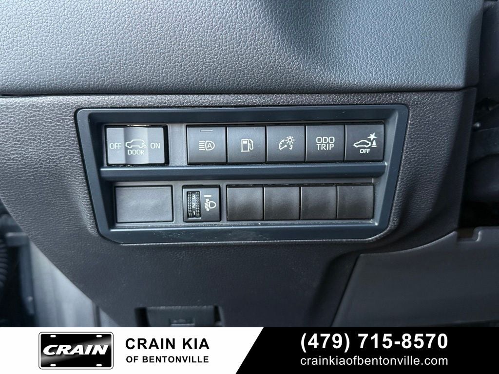 2025 Toyota Sequoia SR5 - 4WD / CLEAN CARFAX / ONE OWNER