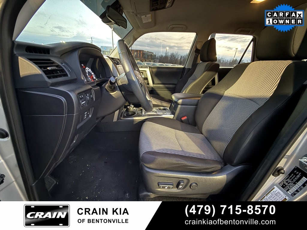 2024 Toyota 4Runner SR5 - 4WD / CLEAN CARFAX / ONE OWNER