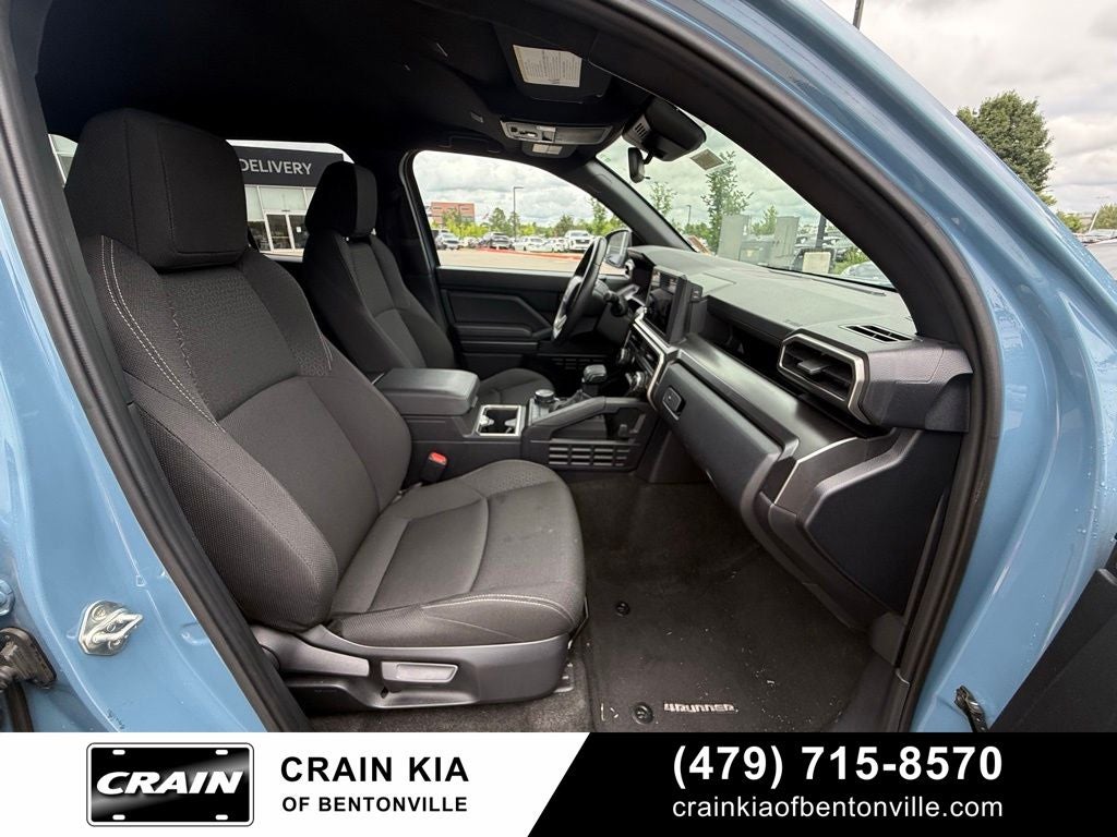 2025 Toyota 4Runner SR5 - 4WD / CLEAN CARFAX / ONE OWNER