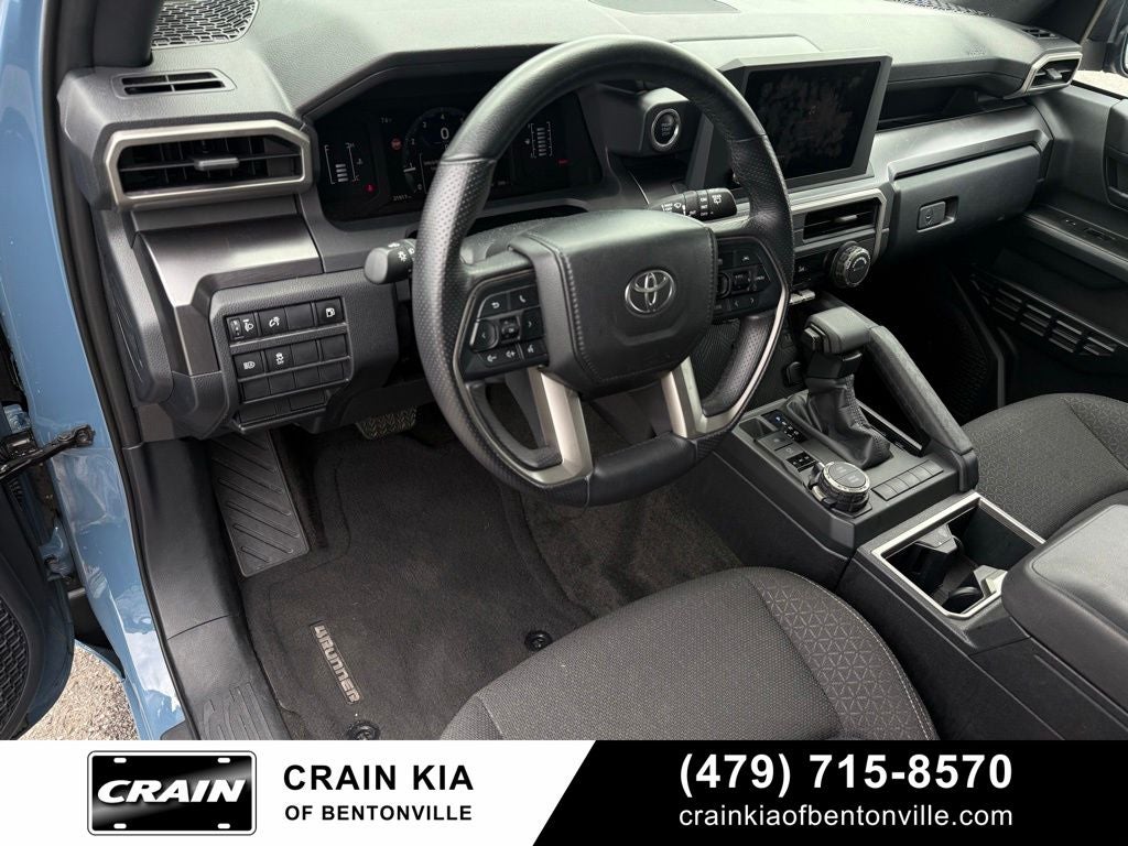 2025 Toyota 4Runner SR5 - 4WD / CLEAN CARFAX / ONE OWNER
