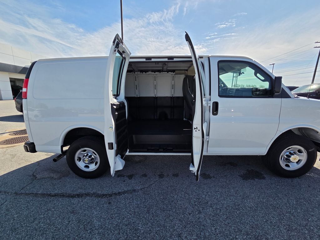 2024 Chevrolet Express 3500 Work Van CARGO / ONE OWNER / CLEAN CARFAX