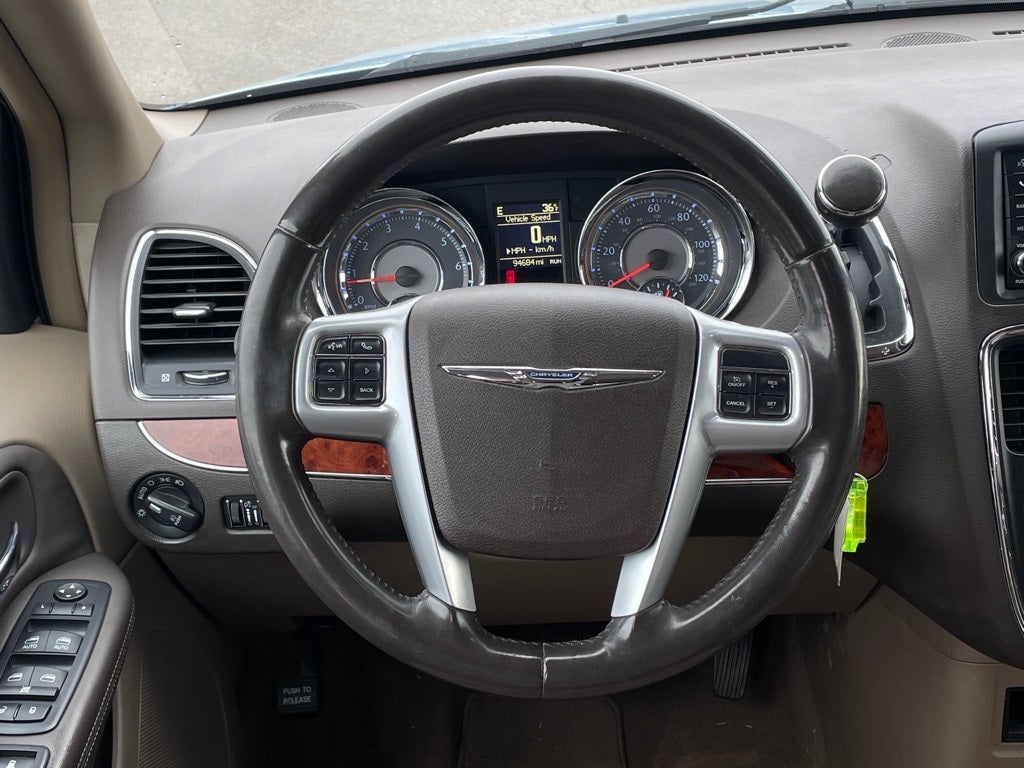 2013 Chrysler Town & Country Touring CLEAN CARFAX / LOW PAYMENTS