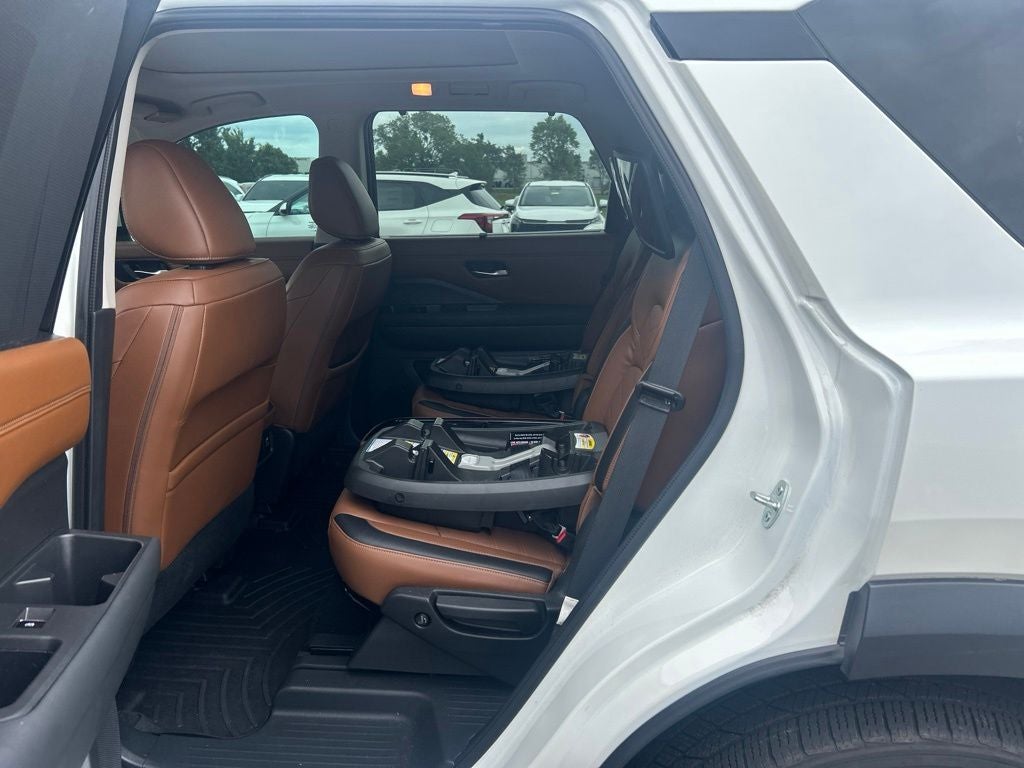 2024 Nissan Pathfinder Platinum 4X4 / HEATED AND COOLED SEATS / LOADED