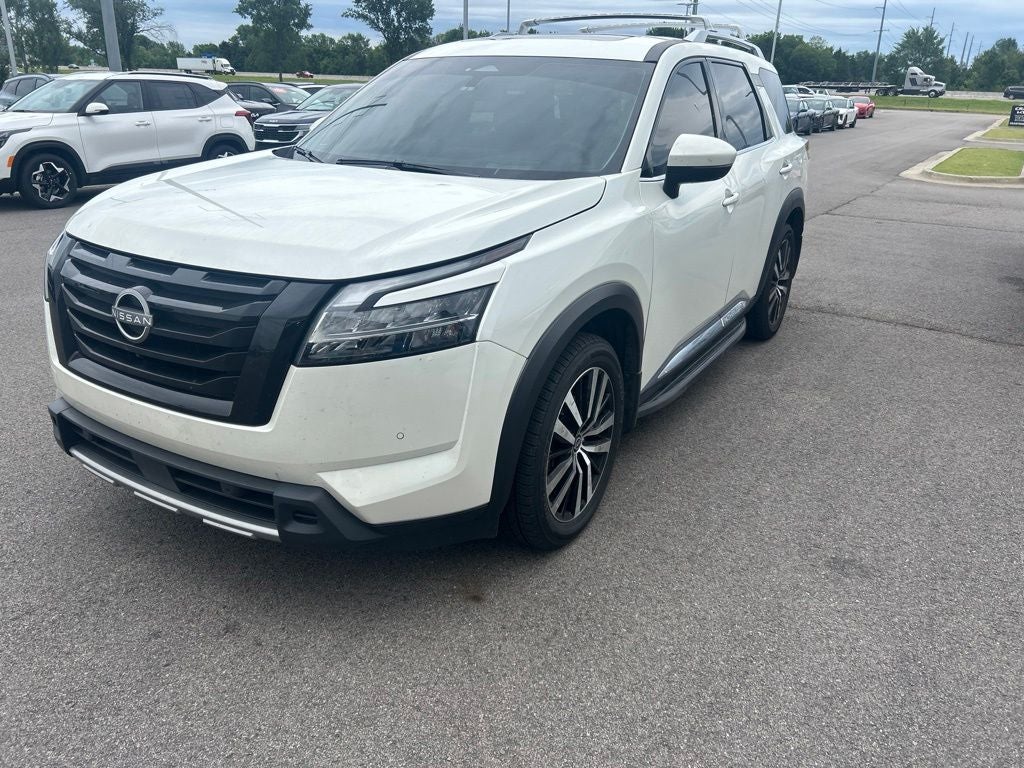 2024 Nissan Pathfinder Platinum 4X4 / HEATED AND COOLED SEATS / LOADED