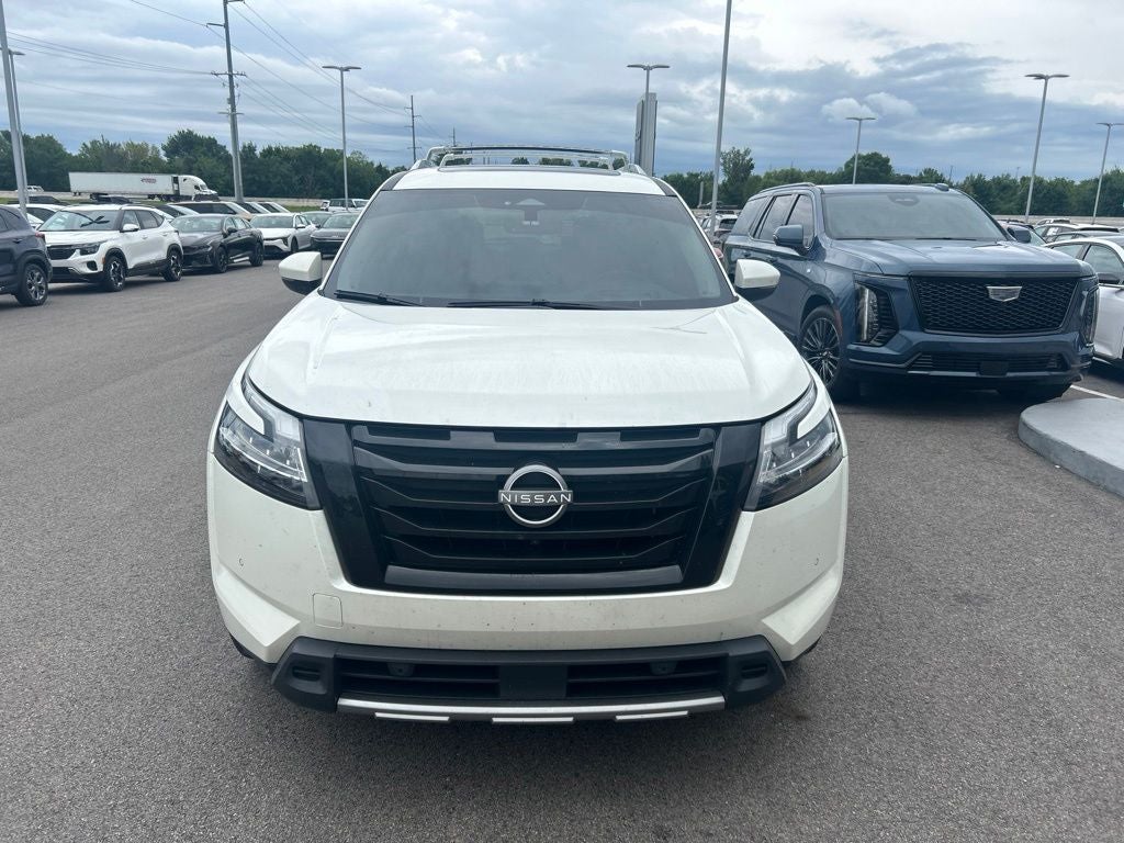 2024 Nissan Pathfinder Platinum 4X4 / HEATED AND COOLED SEATS / LOADED