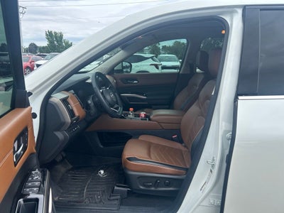 2024 Nissan Pathfinder Platinum 4X4 / HEATED AND COOLED SEATS / LOADED