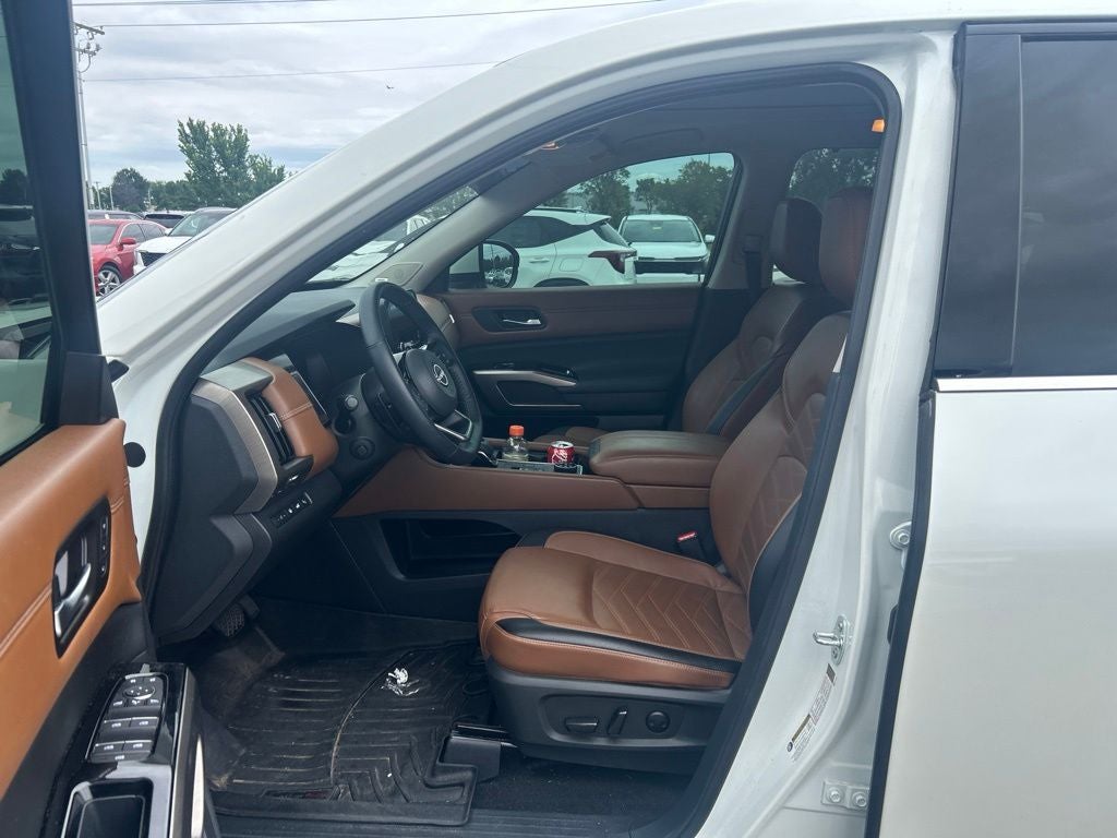 2024 Nissan Pathfinder Platinum 4X4 / HEATED AND COOLED SEATS / LOADED