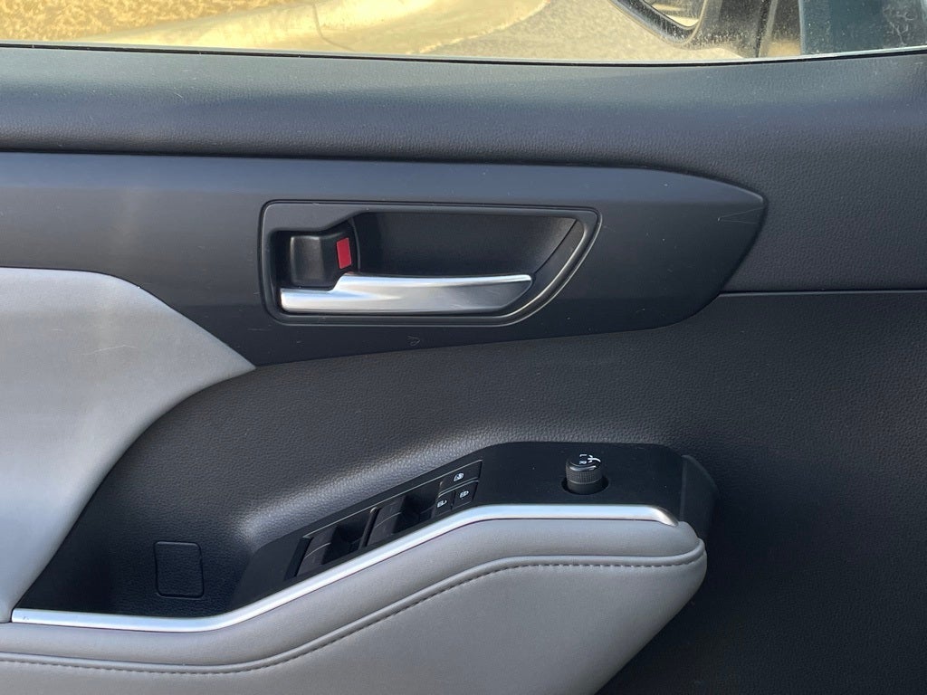 2021 Toyota Highlander XLE HEATED SEATS / POWER LIFTGATE