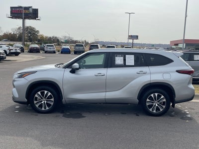 2024 Toyota Highlander LE SUNROOF / CAPT CHAIRS / 3RD ROW